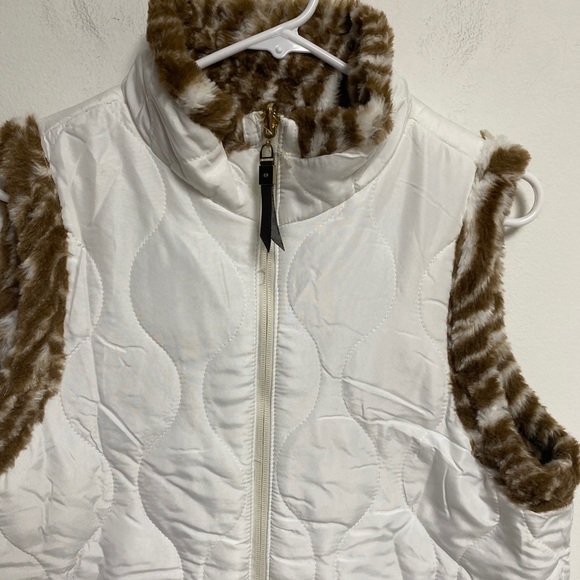 Teezher Women’s size L puffer faux fur vest Reversible - Picture 4 of 9